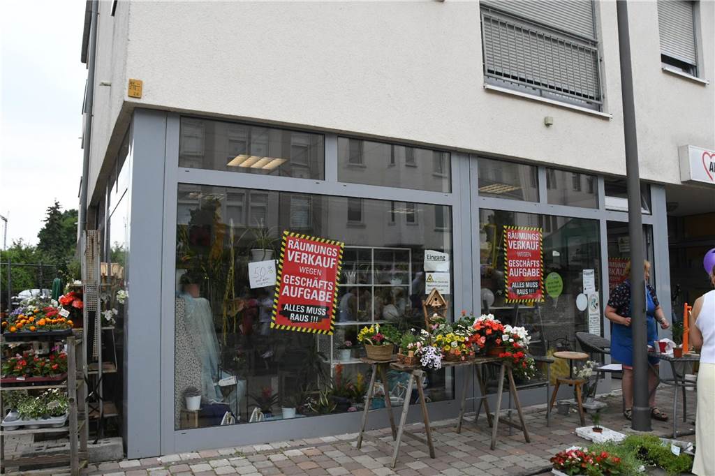 Lücken im Einzelhandel: Gleich zwei Traditionsgeschäfte schließen im Zentrum Ende Juni ist Schluss. Silvis Blumeneck kündigt den Abschied deutlich sichtbar an.