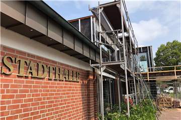 Ende Juni soll alles fertig sein: die Stadthalle in Olfen. Im Großen und Ganzen ist sie die alte geblieben - aber mit moderner Technik, mehr Licht und neuem, alten Eingang.
