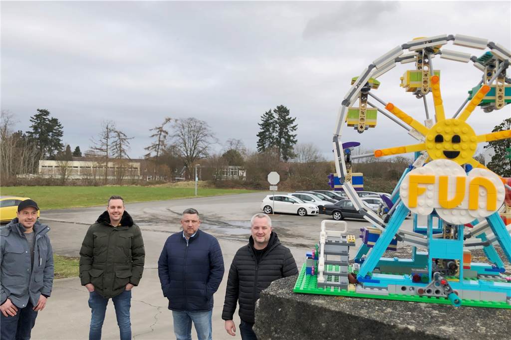 Dinner in 50 Metern Höhe: Riesenrad dreht sich elf Tage lang in Stadtlohn Ende März wird das 180 Tonnen schwere Riesenrad auf dem Hecking-Gelände an der Sprakelstraße aufgebaut. Bernd Busert, Jan Vos und die Brüder Maik und Thomas Veldscholten (von links) freuen sich schon – riesig.