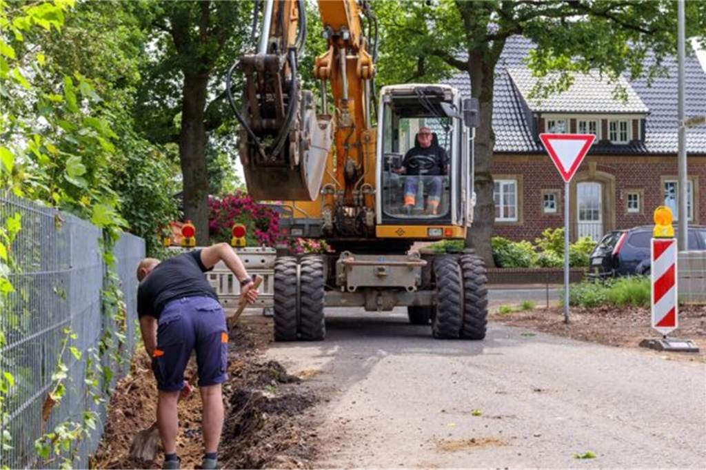 Endausbau „An der Windmühle“: Wichtige Frist für Anlieger läuft ab Bauarbeiter bei Arbeiten an einer Straße
