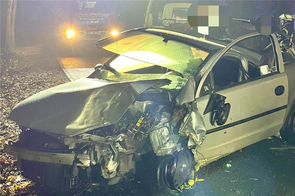 Unfallhotspots werden weniger: Anzahl der Verletzten geht zurück Auto prallt gegen Baum an der Straße "Am Schlosspark" in Nordkirchen