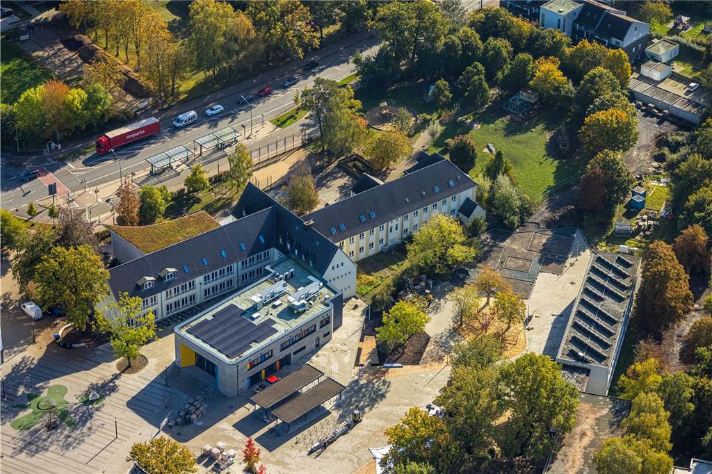 Ende Oktober - pünktlich am Weltkindertag - folgte am Campus nach der Eröffnung der Dreifachhalle auch die Einweihung des neuen Anbaus der Overbergschule. Mit dem Abschluss dieses Projekts hat Selm einen wichtigen Schritt getan, um dem ab August 2026 geltenden Rechtsanspruch auf Ganztagsbetreuung und -förderung gerecht zu werden.