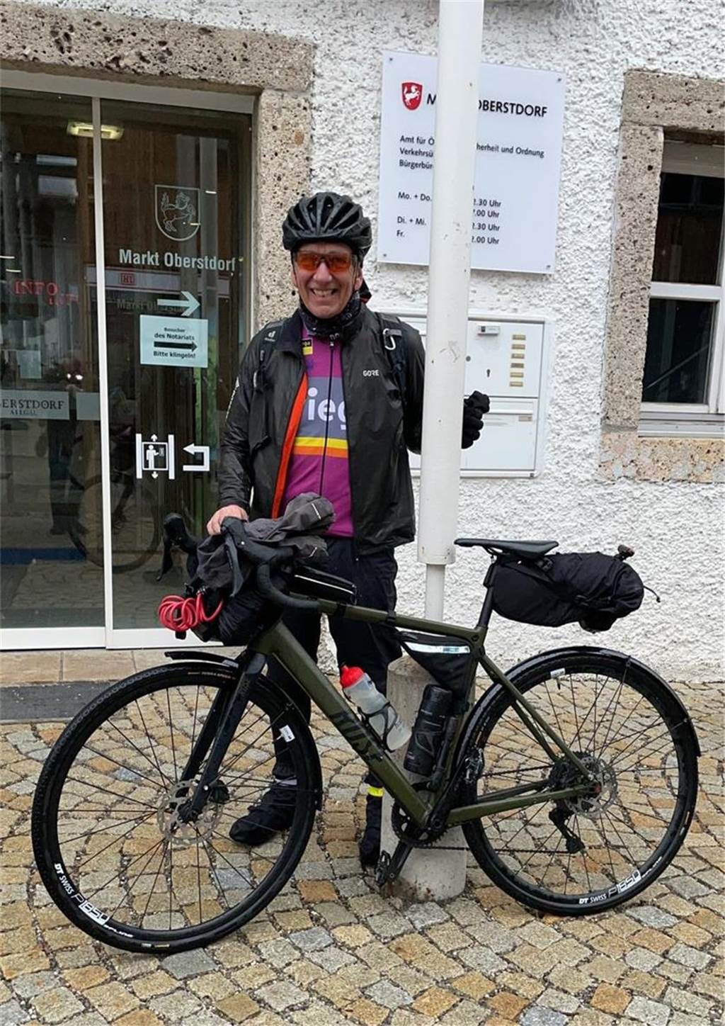 Wolfgang Rohe (63) ist mit dem Rad quer durch Deutschland gefahren Endlich angekommen in Oberstdorf, nach über 1000 Kilometern.