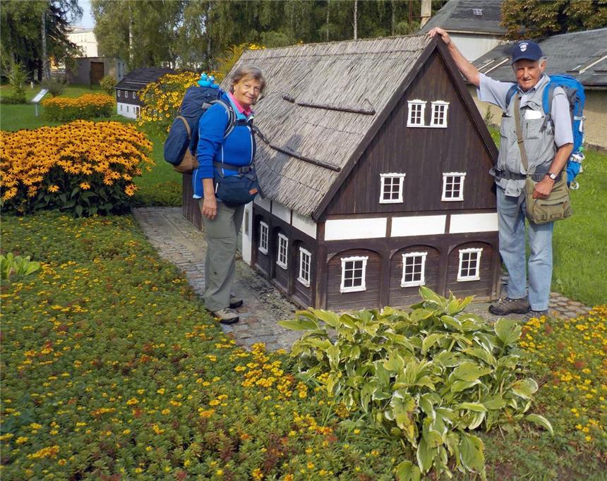Quer durch Deutschland: Wanderer aus Kirchhellen „Endlich bin ich mal groß“, freute sich Gisela Jendral. Der Umgebindehaus-Park in Cunewalde war einer der Höhepunkte ihrer letzten Etappe.