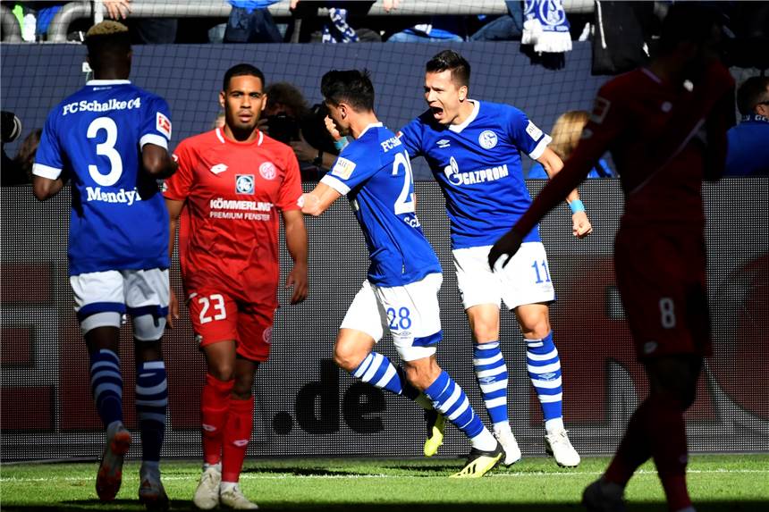 1:0 - Schalke fährt gegen Mainz die ersten Punkte der Bundesligasaison ein Endlich drei Punkte: Schalke feiert dank des Treffers von Alessandro Schöpf (4.v.l.) den ersten Liga-Sieg.