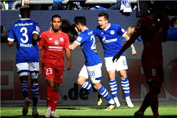 Endlich drei Punkte: Schalke feiert dank des Treffers von Alessandro Schöpf (4.v.l.) den ersten Liga-Sieg.