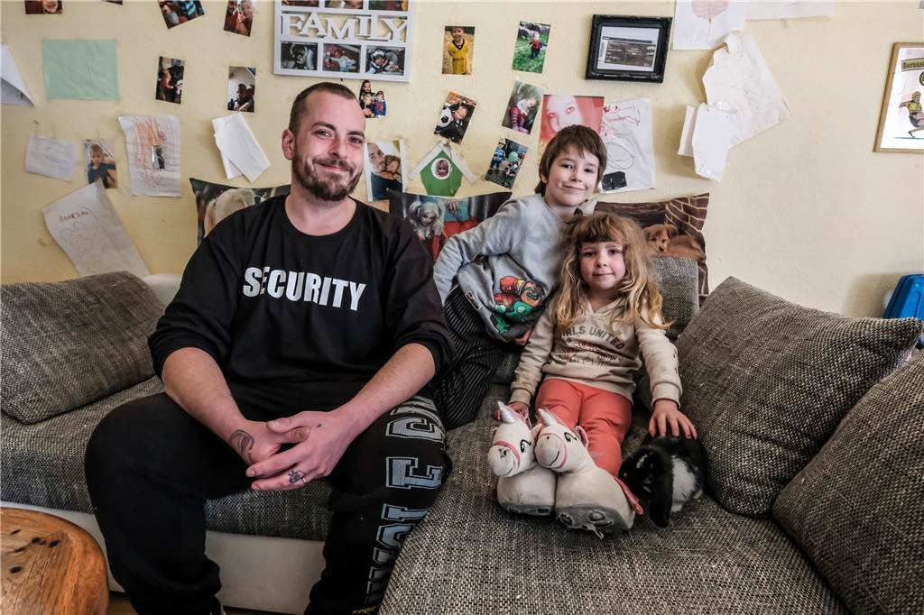 Kühlschrank-Wohnung in Herten-Süd: So geht es der Familie Peters momentan Endlich geht die Heizung wieder: Mit der Wärme kam bei Alexander Peters und seinen beiden Kindern Mara (5) und Fabian (8) auch die Lebensenergie zurück.