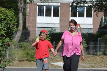 Endlich geht’s wieder los. Dean (l.) hat den Kontakt zu anderen Kindern vermisst. Seine Oma Kerstin Möllmann freut sich über die Unterstützung.