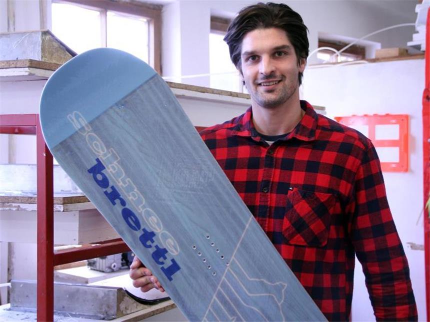 Hightech-Bretter Marke Eigenbau - Zum Skibauen nach Farchant Endlich hält er das Unikat in den Händen: Christoph Held zeigt sein fertiges Board. Foto: Verena Wolff
