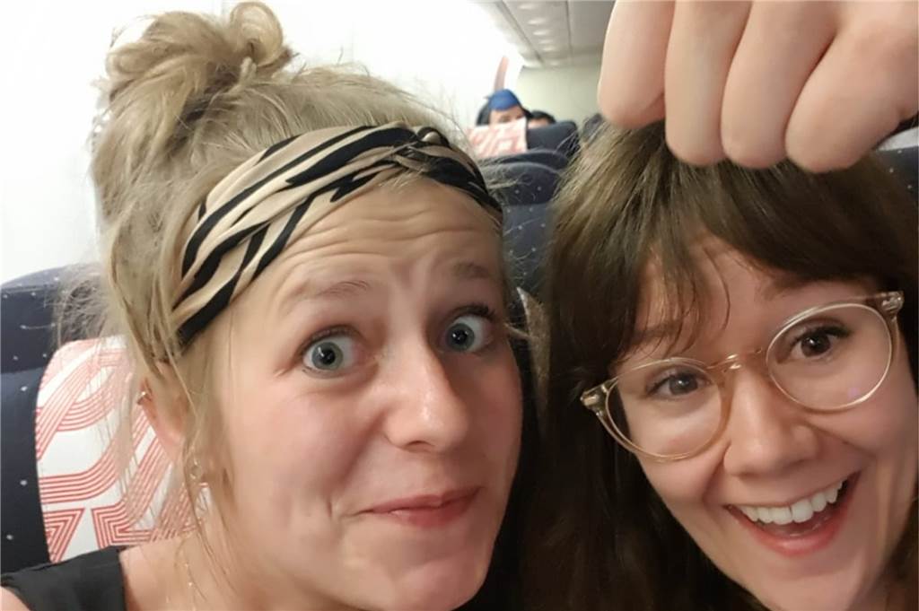 Südafrika-Reise wird wegen Corona zum Horrortrip: Am Ende läuft Alstätterin nach Deutschland Endlich im Flieger zurück nach Europa: Julia Wigber (l.) und Christianna Wedel.