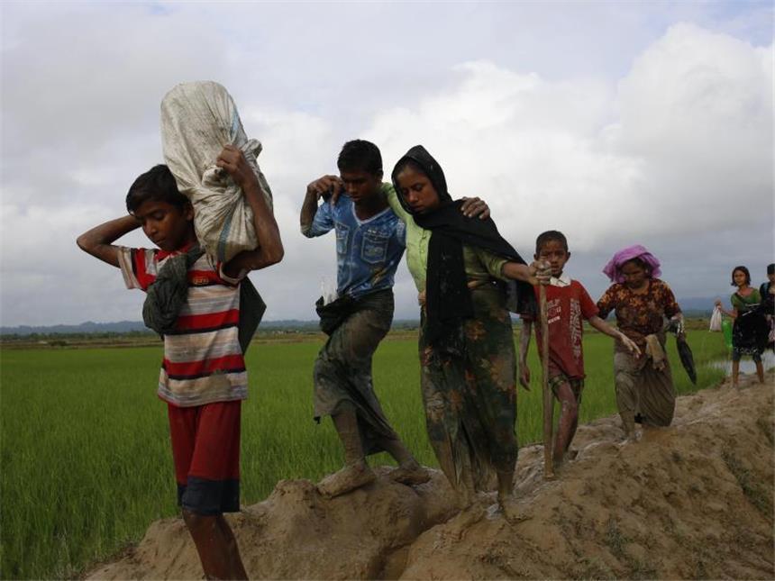 UN sehen ethnische Säuberung in Myanmar Endlich in Sicherheit: Rohingya-Flüchtlinge haben die Grenze zwischen Bangladesh und Myanmar überquert. Foto: Md. Mehedi Hasan/Pacific Press via ZUMA Wire