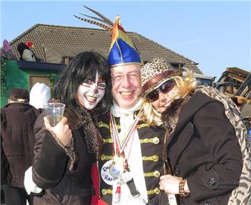 Endlich mal ein richtiger Prinz, der auch noch König im Dorf ist: Der meist geküsste Mann des Tages war seine Majestät, Klaus Kohlenbrenner.