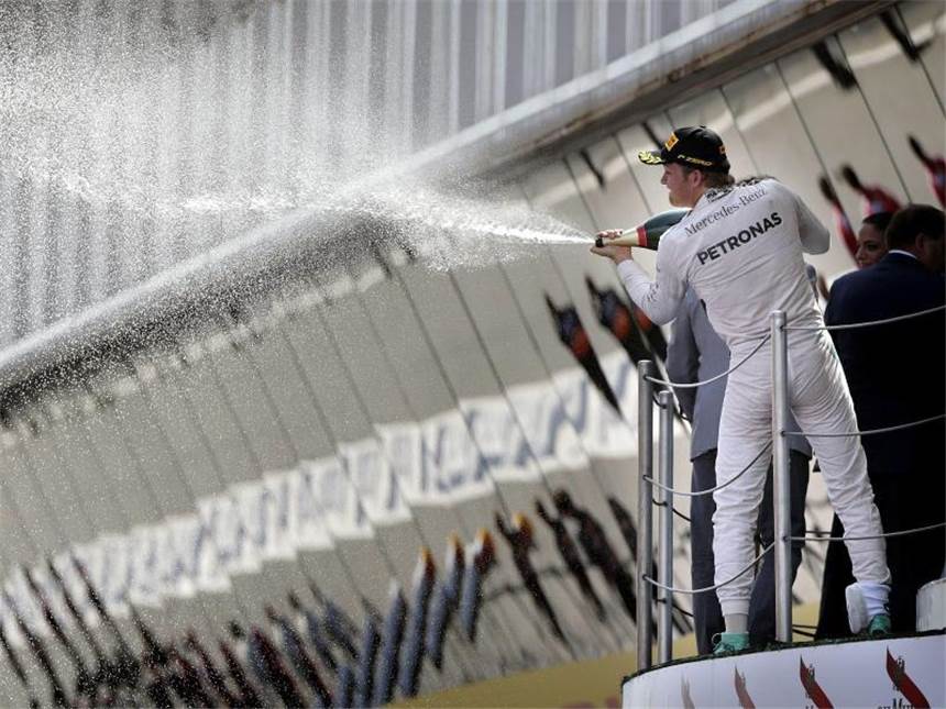 Rosberg jubelt in Barcelona - Hamilton vor Vettel Endlich: Nico Rosberg kann sich auf dem Podium als Sieger feiern lassen. Foto: Alberto Estevez