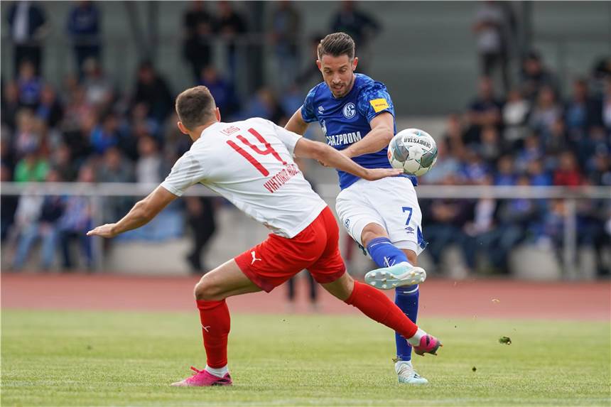 Mark Uth hofft jetzt auf sein Liga-Comeback für Schalke Endlich wieder am Ball: Mark Uth (hier gegen Steffen Lang von Viktoria Köln) hofft auf seinen Einsatz in Paderborn.