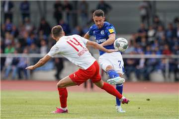 Endlich wieder am Ball: Mark Uth (hier gegen Steffen Lang von Viktoria Köln) hofft auf seinen Einsatz in Paderborn.