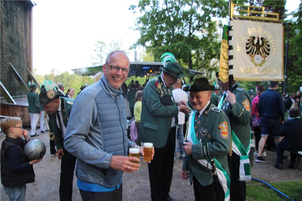 Endlich wieder draußen feiern - ohne Glühwein und heißem Tee, sondern mit kühlen Getränken. Der Samstag machte es möglich, obwohl der 13. Mai noch zu den Eisheiligen zählt. 