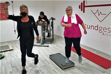 Endlich wieder gemeinsam sporteln: Trainerin Andrea Dieckmann (l.) und Gäste im Fitnessstudio "fitundgesund".