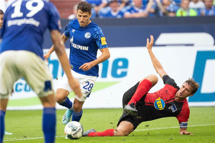Schalke-Spieler Schöpf freut sich über Kurz-Comeback Endlich wieder in einem Bundesligaspiel am Ball: Alessandro Schöpf (Mitte).