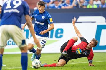 Endlich wieder in einem Bundesligaspiel am Ball: Alessandro Schöpf (Mitte).