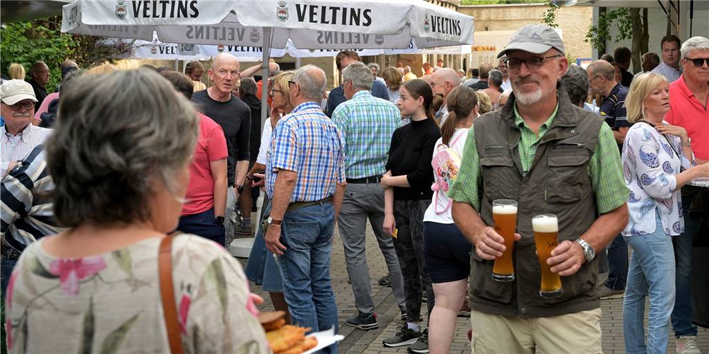 Mit Fotos: Plätzerfest lockt zahlreiche hungrige Besucher in den Klostergarten Endlich wieder Plätzerfest in Werne! Das ließen sich die Besucher im Klostergarten am Mittwochabend nicht zwei Mal sagen