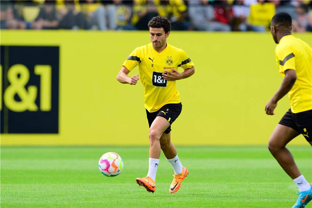 Gefühlter BVB-Neuzugang: Morey will unter Terzic zu alter Stärke zurückfinden Mateu Morey schießt gegen einen Ball.