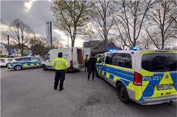 Endstation B1 in Dortmund: Nach einer Verfolgungsjagd ab Unna durch einen Firmenchef stellte die Polizei Metalldiebe auf einem Parkplatz.