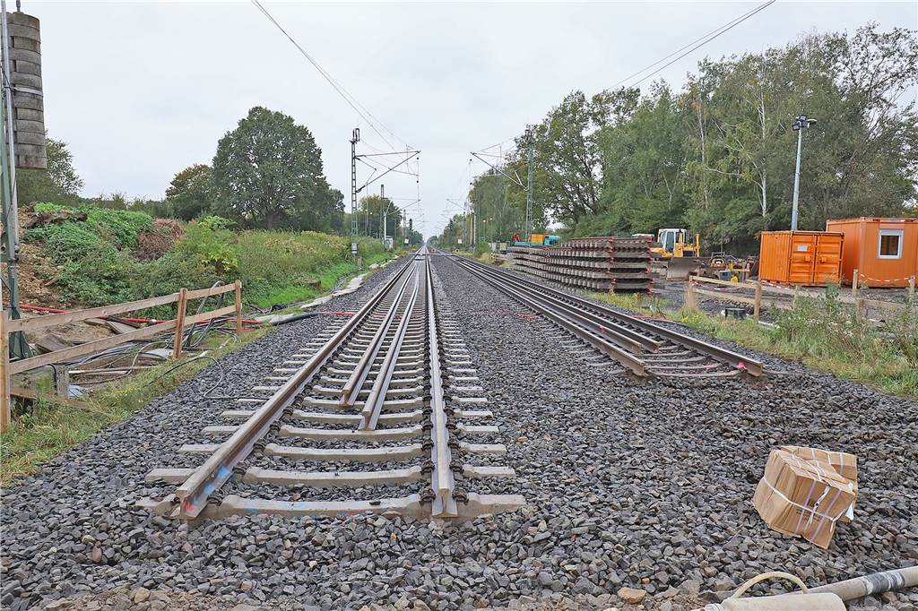 Endstation Baustelle. Dort, wo sonst täglich 20.000 Bahnkunden unterwegs sind, ist zurzeit „Funkstille“. Die Bahn hat hier den Verkehr bis zum 26. Oktober eingestellt.