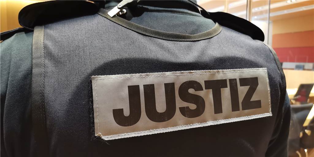 Mann (24) aus Wulfen wegen Kindesmissbrauchs verurteilt Auf der Uniform eines Justizvollzugsbeamten steht der Schriftszug "Justiz"