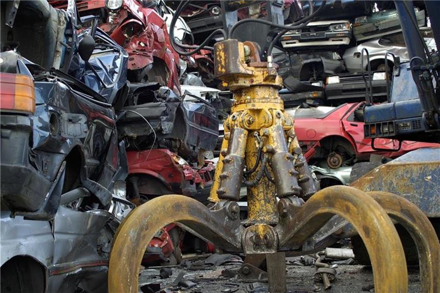 Endstation Schrottplatz: Aber auch wer sein Auto nicht gleich verschrotten lassen will, muss etwa bei Verkauf oder Stilllegung Formalitäten mit Behörden und Versicherungen klären. Foto: Jens Schierenbeck