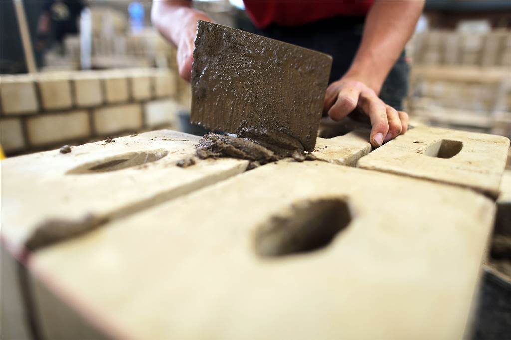 Stimmung im Handwerk im Keller: Kammerpräsident macht Betrieben Mut Energiekrise, Materialknappheit und Inflation treffen das Handwerk unterschiedlich. „Dem Bauhauptgewerbe geht es noch relativ gut“, sagt Kammerpräsident Berthold Schröder in Dortmund. Zu spüren sei allerdings, dass institutionelle Investoren - beispielsweise Wohnungsgesellschaften - derzeit zurückhaltend sind.