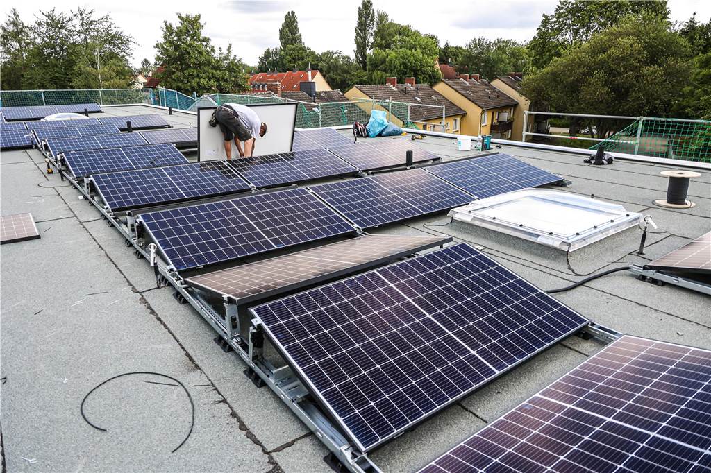Tochter von DSW21 landet einen "wahnsinnigen Befreiungsschlag" Energiesanierung: Dogewo stattet das Dach eines Hauses in Renninghausen mit Photovoltaik aus.