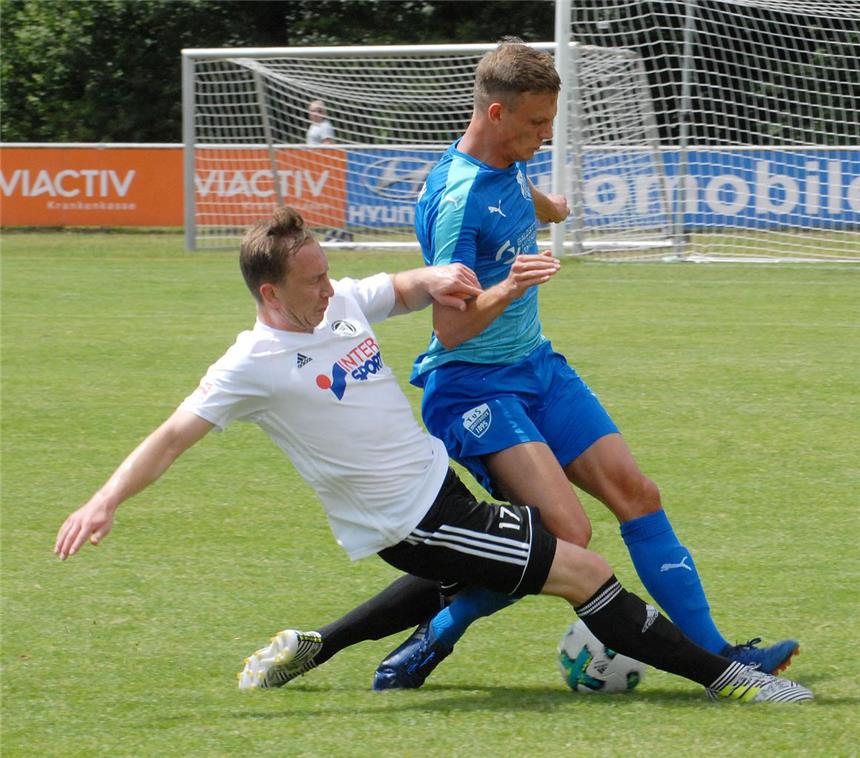 Aufsteiger bezwingt Aufsteiger Energisch setzt Julius Hölscher (l.) hier gegen seinen Gegenspieler nach.