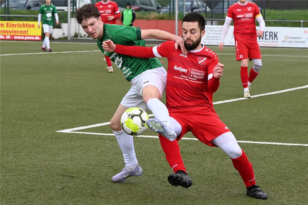 Christian Sand coacht den FC Overberge: „An Kleinigkeiten hochgezogen“ Enes Aktogan im Zweikampf.