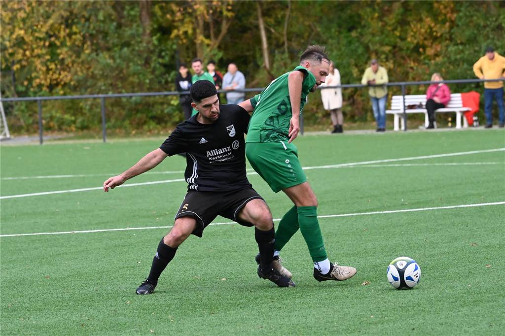 Trainer Aykut Kocabas verlängert bei Eintracht Werne Enes Akyüz im Zweikampf.