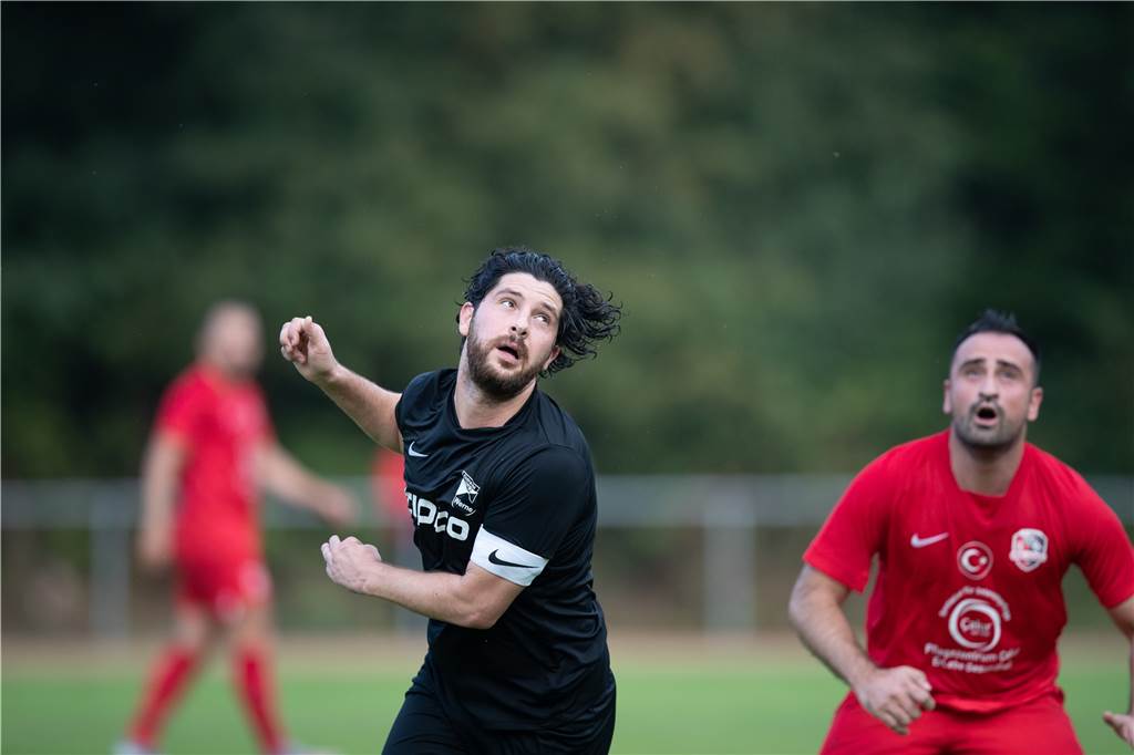 Mannschafts-Kapitäne zu Lockerungen: „Wir haben schon so oft Hoffnungen gehabt“ Enes Akyüz (l.) will nicht zu früh hoffen.