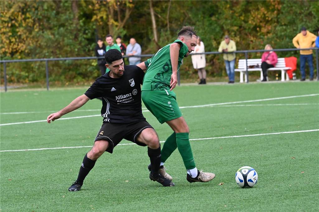 Eintracht Werne bekommt den Ausgleich in letzter Minute Enes Akyüz im Zweikampf.