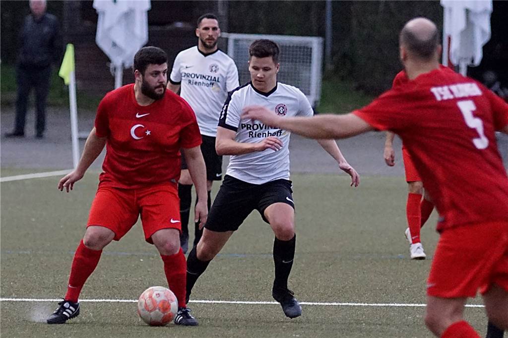 Neuzugang erteilt dem Kamener SC überraschend eine Absage Enes Yavuz (l.) vom TSC Kamen hat sich anders entschieden und wird nicht zum Nachbarn Kamener SC wechseln.