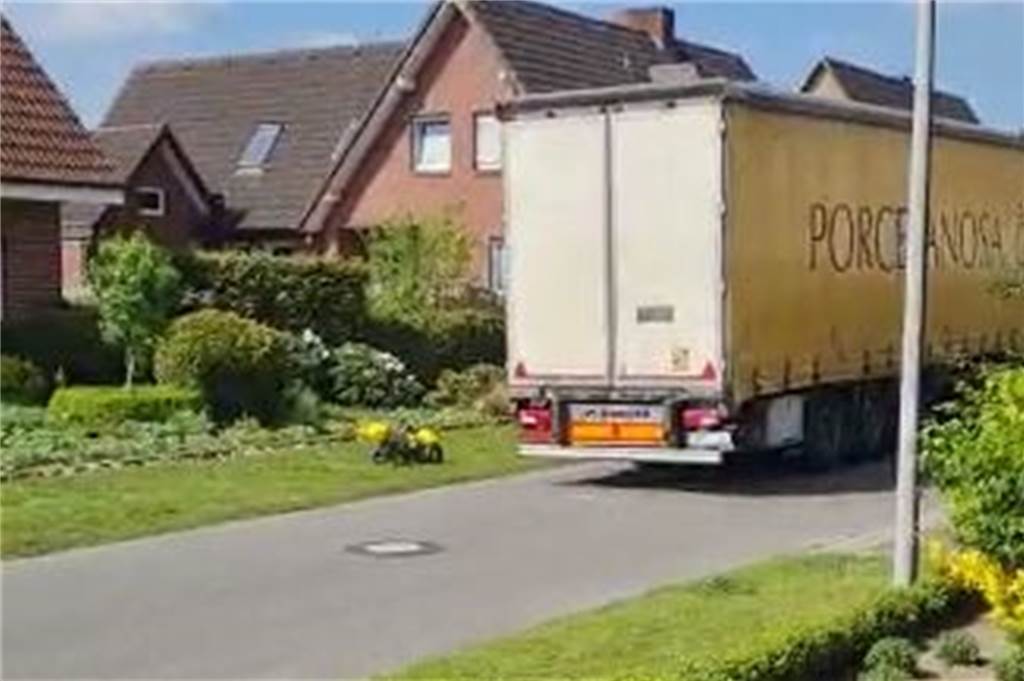 Endausbau Leuskesweg: „Wir Anlieger haben Hals auf die Gemeinde“ Eng ist es, wenn sich ein LKW durch den Leuskesweg schiebt. Die Anwohner befürchten, dass nach dem Endausbau samt Baumbeeten und parkenden Autos das Ganze noch schlimmer wird.