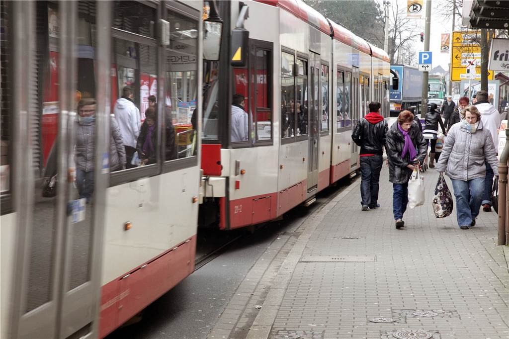 Brackel: Der Hellweg ist Fluch und Segen zugleich Eng, lärmig und gefährlich: der Hellweg ist als Hauptverkehrsstraße in Brackel ständig in der Diskussion.