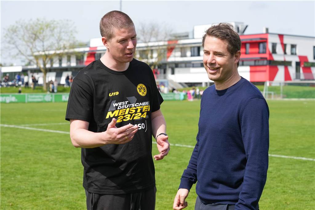 Mike Tullberg spricht mit Lars Ricken.