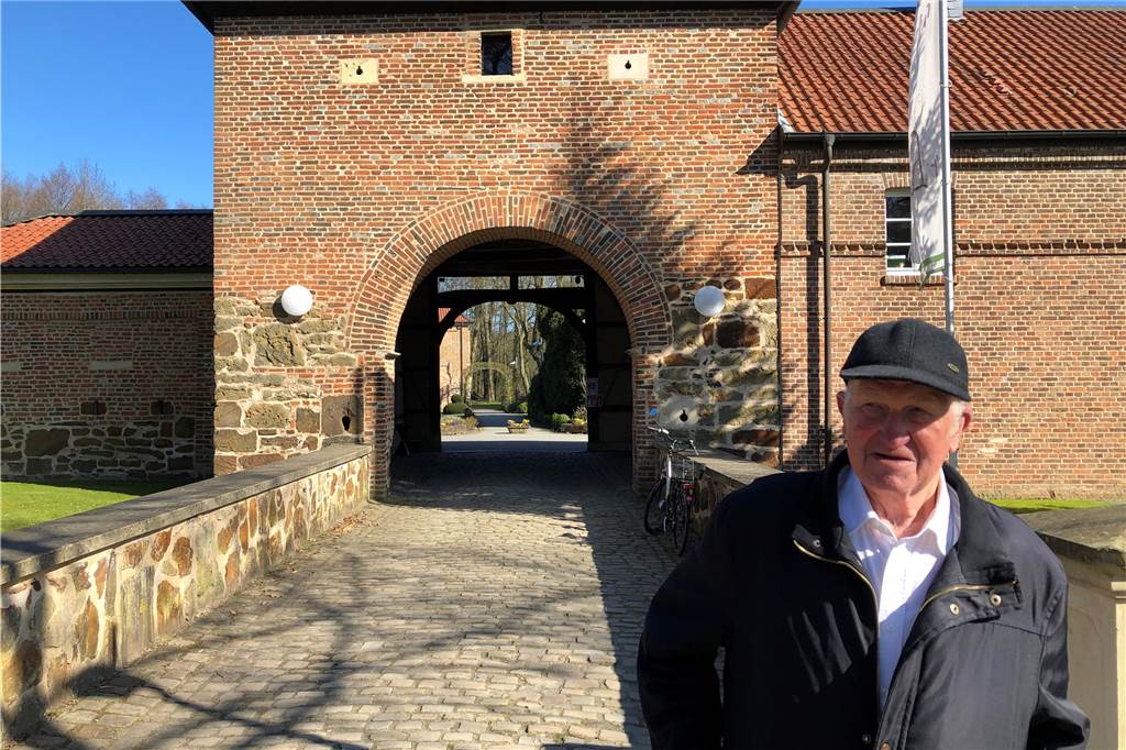 Der Frühling ist da! Bunte Wildblumenteppiche blühen am Schloss Sythen Engelbert Hurtner gehört zu den ältesten freiwilligen Helfern am Schloss Sythen.