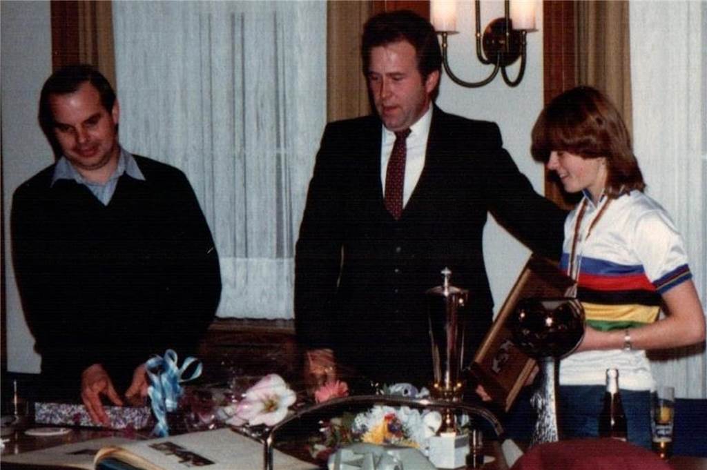 „Wir haben unseren Vater mit der ganzen Stadt geteilt“ Engelbert Sundermann ehrt Maria Beerlage, frühere Weltmeisterin im Kunstradfahren