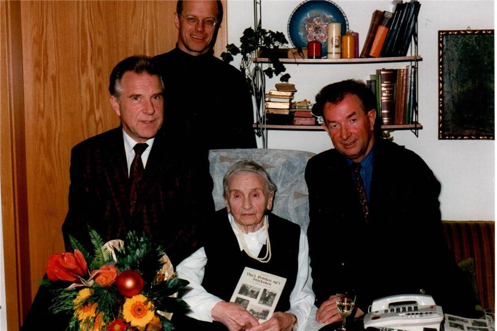 „Wir haben unseren Vater mit der ganzen Stadt geteilt“ Engelbert Sundermann gemeinsam mit Ulrich Söbbing und Bernhard Uepping mit der Heimatdichterin Magda Keizers