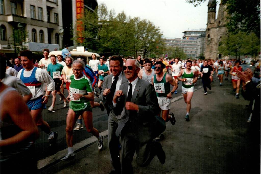 „Wir haben unseren Vater mit der ganzen Stadt geteilt“ Engelbert Sundermann im Anzug beim Marathonlauf