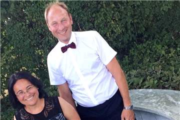 Engelina Edema und Ingo Schaller erfrischen sich in einer Pause im kühlen Kneipp-Becken oberhalb des Festspielhauses. Foto: Britta Schultejans