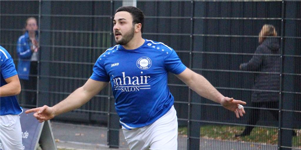 VfL Kamen wieder auf Kurs: Engin Duman trifft doppelt, Andre Born ackert für den Erfolg Engin Duman lässt sich feiern: Der Kamener Stürmer traf beim Sieg beim SCE Heessen doppelt.