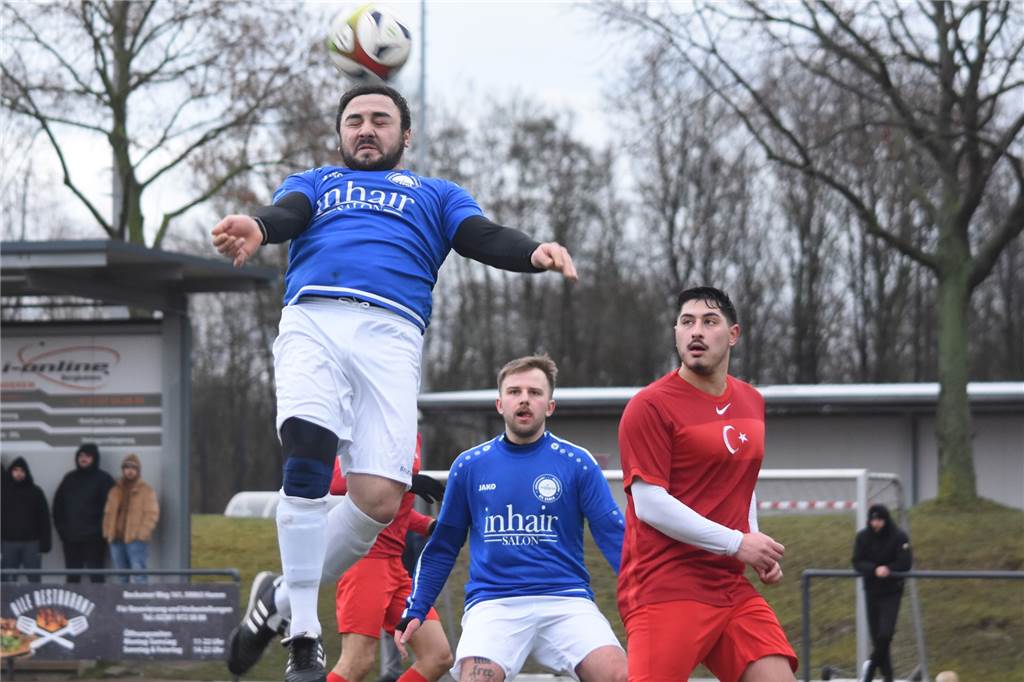 Ahmet Acar schießt den TSC Kamen im Alleingang zum Ausgleich gegen den Stadtrivalen VfL Kamen Engin Duman steigt hoch zum Kopfball, hinter ihm lauert André Born. TSC-Verteidiger Batuhan Gür kann nur zugucken. Immer wieder entwischten VfL Kamens Angreifer der TSC-Hintermannschaft.