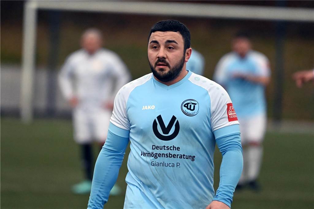 TIU Rünthe schlägt VfK Weddinghofen in torreichem Spiel knapp: Neuzugang schnürt Doppelpack Engin Duman läuft im Trikot von TIU Rünthe über den Platz.
