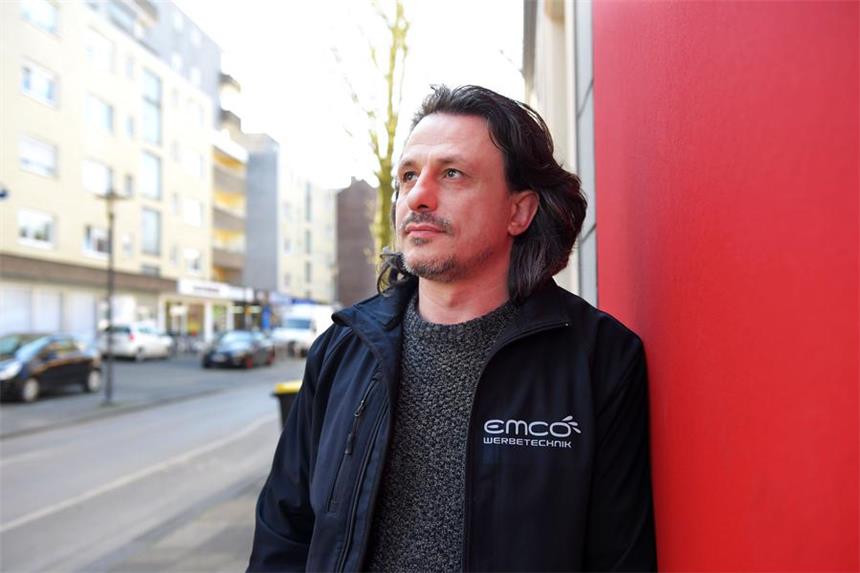 Schwerter vom türkischen Geheimdienst überwacht Engin Izgi gebohren in der Türkei kam mit 15 Jahren nach Deutschland. Seit 1995 ist er Deutscher. Er sieht die Lage in der Türkei kritisch und steht angeblich auf einer Liste des Türkischen Geheimdienstes.