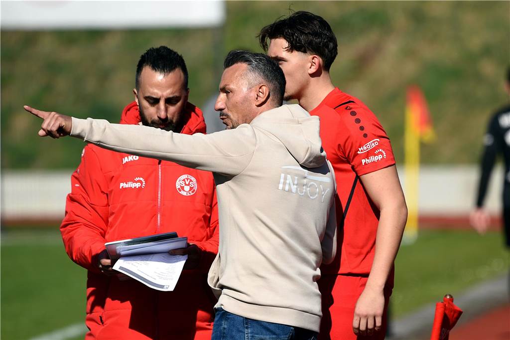 Engin Yavuzaslan und Ilkay Gündogan wechseln einen Spieler des SV Schermbeck ein